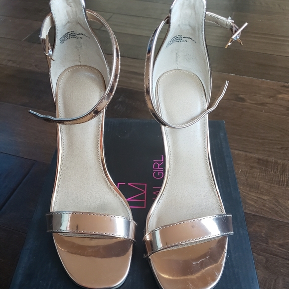 Size 7 ladies gold strap 3 1/2 inches heels - Picture 1 of 4